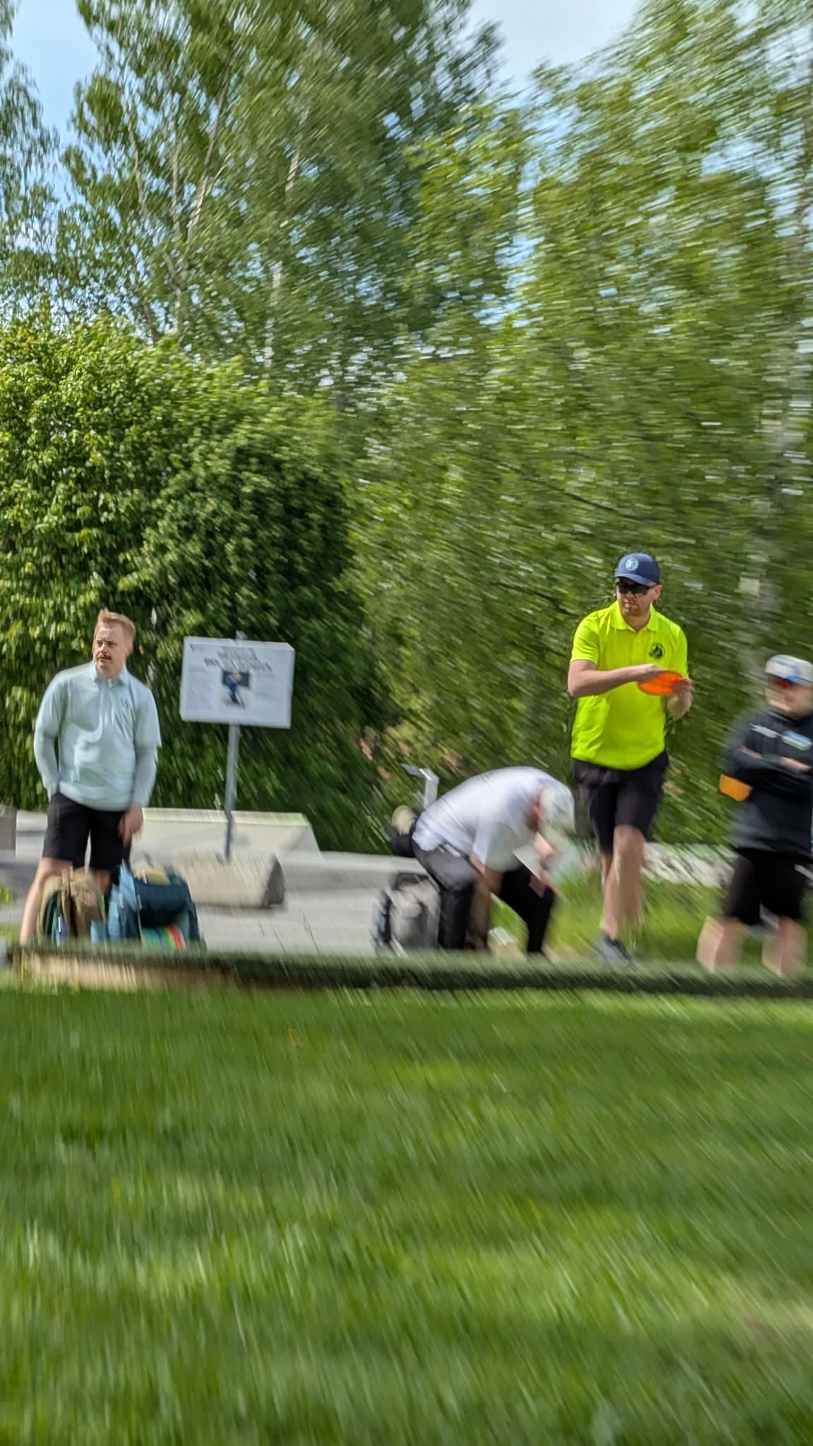 Discgolfspelare under en runda