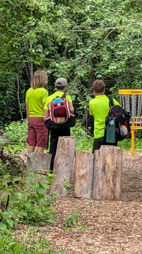 Juniorer vid en discgolfkorg